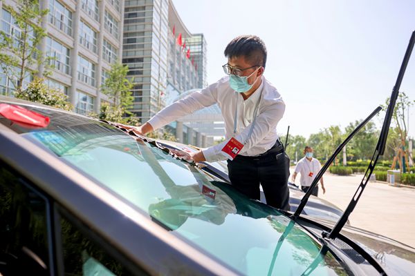 全力以赴，鑄就會(huì)務(wù)保障的堅(jiān)實(shí)后盾——記黨代會(huì)服務(wù)保障團(tuán)隊(duì)